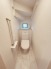 階段下を有効活用したトイレスペース。
便座はもちろんウォシュレット。

