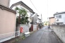 安心して暮らすことのできる住宅街。　住宅地の道路は一般に交通量が少なく車などの騒音が少ないため、住民にとって静かな生活環境が提供されます。
