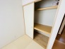 豊富な収納スペースもこの物件の特長の一つ。各所に収納が完備されており、生活をスッキリと整えることができます。
