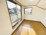 勾配天井の2階のお部屋。この勾配の角度がお洒落な雰囲気を感じさせてくれます。

