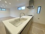 カウンターキッチンならではの開放的な見通し、全体が見渡せることでご家族の団欒スペースもより明るく笑顔が溢れる空間となります。

