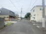 安心して暮らすことのできる住宅街。　住宅地の道路は一般に交通量が少なく車などの騒音が少ないため、住民にとって静かな生活環境が提供されます。
