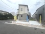 周辺の街並みの中で適度な主張、生活に溶け込むシンプルなデザインの外観が魅力の一戸建です。
