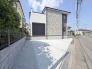 周辺の街並みの中で適度な主張、生活に溶け込むシンプルなデザインの外観が魅力の一戸建です。
