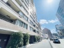 利便性と快適性を両立した立地。ショッピングやレストラン、公共交通機関へのアクセスが良好でありながら、周囲の緑豊かな自然環境も満喫できます。

