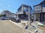 周辺の街並みの中で適度な主張、生活に溶け込むシンプルなデザインの外観が魅力の一戸建です。
