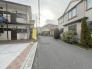 安心して暮らすことのできる住宅街。　住宅地の道路は一般に交通量が少なく車などの騒音が少ないため、住民にとって静かな生活環境が提供されます。
