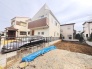 現在建物を建築中です、建築中の物件については現地確認の他、同施工会社の完成施工例のご案内、担当者のプレゼンテーションにてご検討ください。適切なご検討の方法をご説明させて頂きます。
