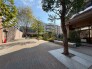 落ち着いた雰囲気のマンション敷地内