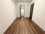 スタイリッシュなデザインと快適な居住性を兼ね備えた洋室。広々とした空間は、自分らしいインテリアを楽しむことができるほか、リラックスした時間を過ごすことができそうです。
