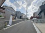 安心して暮らすことのできる住宅街。　住宅地の道路は一般に交通量が少なく車などの騒音が少ないため、住民にとって静かな生活環境が提供されます。
