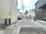 安心して暮らすことのできる住宅街。　住宅地の道路は一般に交通量が少なく車などの騒音が少ないため、住民にとって静かな生活環境が提供されます。
