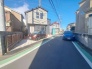 安心して暮らすことのできる住宅街。　住宅地の道路は一般に交通量が少なく車などの騒音が少ないため、住民にとって静かな生活環境が提供されます。

