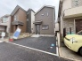 周辺の街並みの中で適度な主張、生活に溶け込むシンプルなデザインの外観が魅力の一戸建です。
