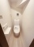 階段下を有効活用したトイレスペース。
便座はもちろんウォシュレット。

