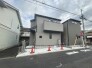 周辺の街並みの中で適度な主張、生活に溶け込むシンプルなデザインの外観が魅力の一戸建です。
