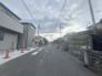 安心して暮らすことのできる住宅街。　住宅地の道路は一般に交通量が少なく車などの騒音が少ないため、住民にとって静かな生活環境が提供されます。
