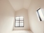 勾配天井の2階のお部屋。この勾配の角度がお洒落な雰囲気を感じさせてくれます。
