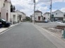 安心して暮らすことのできる住宅街。　住宅地の道路は一般に交通量が少なく車などの騒音が少ないため、住民にとって静かな生活環境が提供されます。
