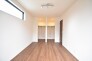 スタイリッシュなデザインと快適な居住性を兼ね備えた洋室。広々とした空間は、自分らしいインテリアを楽しむことができるほか、リラックスした時間を過ごすことができそうです。
