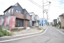 安心して暮らすことのできる住宅街。　住宅地の道路は一般に交通量が少なく車などの騒音が少ないため、住民にとって静かな生活環境が提供されます。
