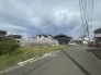 安心して暮らすことのできる住宅街。　住宅地の道路は一般に交通量が少なく車などの騒音が少ないため、住民にとって静かな生活環境が提供されます。
