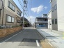 安心して暮らすことのできる住宅街。　住宅地の道路は一般に交通量が少なく車などの騒音が少ないため、住民にとって静かな生活環境が提供されます。
