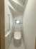 階段下を有効活用したトイレスペース。
便座はもちろんウォシュレット。

