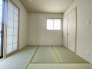 畳の香りと柔らかな光がリラックスした空間を作ります。
