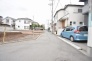 1号棟 安心して暮らすことのできる住宅街。　住宅地の道路は一般に交通量が少なく車などの騒音が少ないため、住民にとって静かな生活環境が提供されます。
