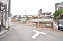 2号棟 安心して暮らすことのできる住宅街。　住宅地の道路は一般に交通量が少なく車などの騒音が少ないため、住民にとって静かな生活環境が提供されます。

