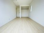 スタイリッシュなデザインと快適な居住性を兼ね備えた洋室。広々とした空間は、自分らしいインテリアを楽しむことができるほか、リラックスした時間を過ごすことができそうです。

