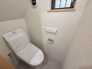 階段下を有効活用したトイレスペース。
便座はもちろんウォシュレット。

