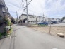 安心して暮らすことのできる住宅街。　住宅地の道路は一般に交通量が少なく車などの騒音が少ないため、住民にとって静かな生活環境が提供されます。

