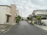 安心して暮らすことのできる住宅街。　住宅地の道路は一般に交通量が少なく車などの騒音が少ないため、住民にとって静かな生活環境が提供されます。
