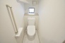 階段下を有効活用したトイレスペース。
便座はもちろんウォシュレット。

