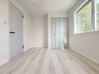 スタイリッシュなデザインと快適な居住性を兼ね備えた洋室。広々とした空間は、自分らしいインテリアを楽しむことができるほか、リラックスした時間を過ごすことができそうです。

