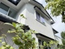 周辺の街並みの中で適度な主張、生活に溶け込むシンプルなデザインの外観が魅力の一戸建です。
