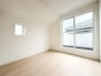 スタイリッシュなデザインと快適な居住性を兼ね備えた洋室。広々とした空間は、自分らしいインテリアを楽しむことができるほか、リラックスした時間を過ごすことができそうです。
