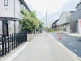 安心して暮らすことのできる住宅街。　住宅地の道路は一般に交通量が少なく車などの騒音が少ないため、住民にとって静かな生活環境が提供されます。
