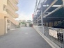 周辺の街並みの中で適度な主張、生活に溶け込むシンプルなデザインの外観が魅力のマンションです。
