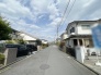 安心して暮らすことのできる住宅街。　住宅地の道路は一般に交通量が少なく車などの騒音が少ないため、住民にとって静かな生活環境が提供されます。
