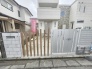 周辺の街並みの中で適度な主張、生活に溶け込むシンプルなデザインの外観が魅力の一戸建です。

