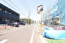 安心して暮らすことのできる住宅街。　住宅地の道路は一般に交通量が少なく車などの騒音が少ないため、住民にとって静かな生活環境が提供されます。

