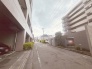 周辺の街並みの中で適度な主張、生活に溶け込むシンプルなデザインの外観が魅力のマンションです。
