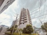 周辺の街並みの中で適度な主張、生活に溶け込むシンプルなデザインの外観が魅力のマンションです。
