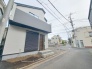 周辺の街並みの中で適度な主張、生活に溶け込むシンプルなデザインの外観が魅力の一戸建です。
