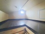 大きな屋根裏部屋はなんだかワクワクしてしまうスペース。季節物の収納など色々な用途に利用できそうな予感。
