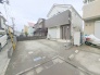 周辺の街並みの中で適度な主張、生活に溶け込むシンプルなデザインの外観が魅力の一戸建です。

