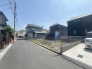 安心して暮らすことのできる住宅街。　住宅地の道路は一般に交通量が少なく車などの騒音が少ないため、住民にとって静かな生活環境が提供されます。
